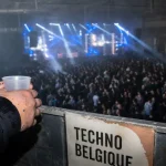 Festival techno Belgique : mains et crowd face à une mainstage techno