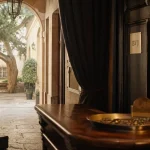 Auberge de jeunesse BVJ Paris Opéra Montmartre : réception 24h/24, hall et cour